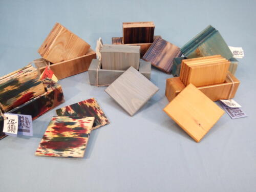 T1, barevné dřevěné podtácky - 10 x 10 cm, v dřevěné krabičce je 6 ks - jedno balení - 250 Kč